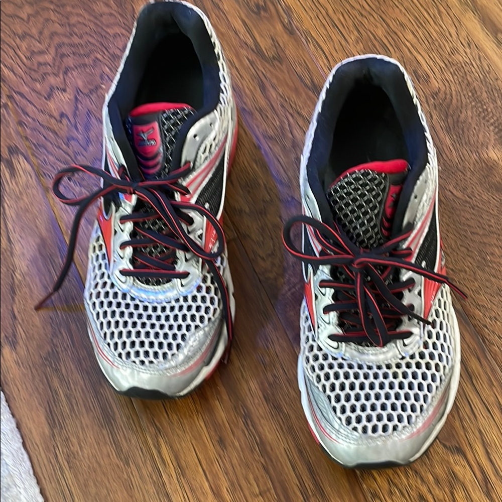 Mizuno White and Red Athletic Shoes for Performance